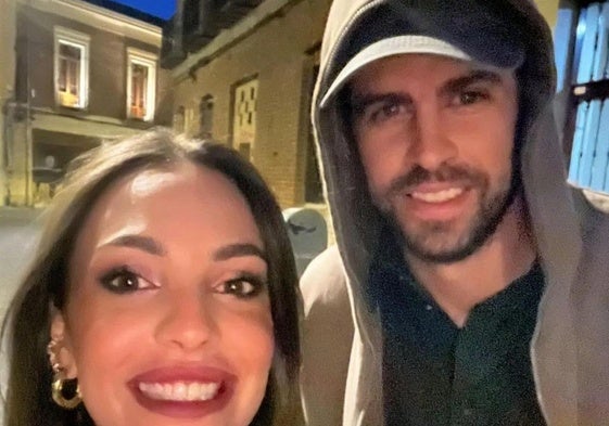 Una aficionada leonesa con Gerard Piqué en el centro de León.