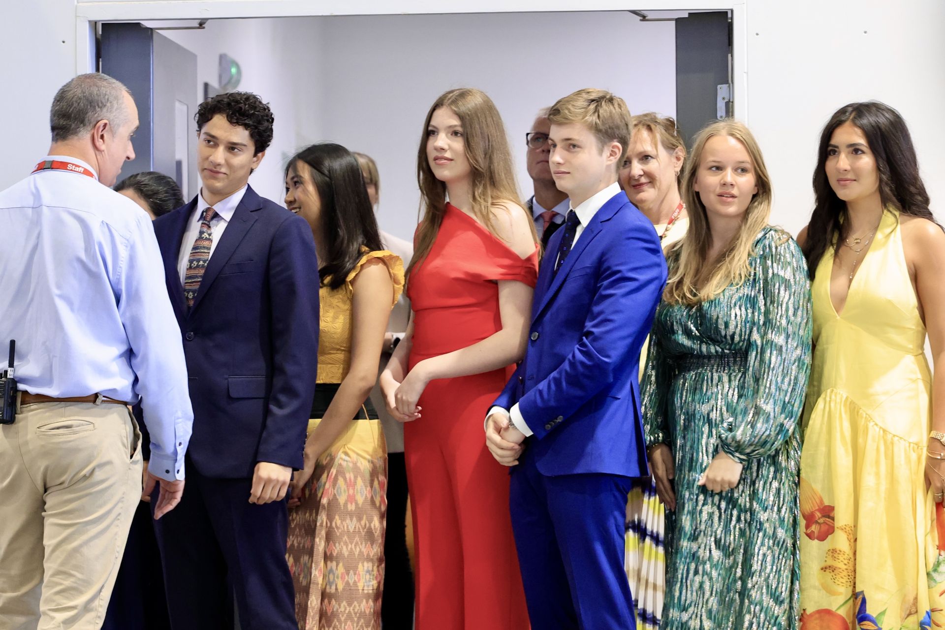 De rojo y acompañada de los Reyes: la Infanta Sofía se gradúa en Gales