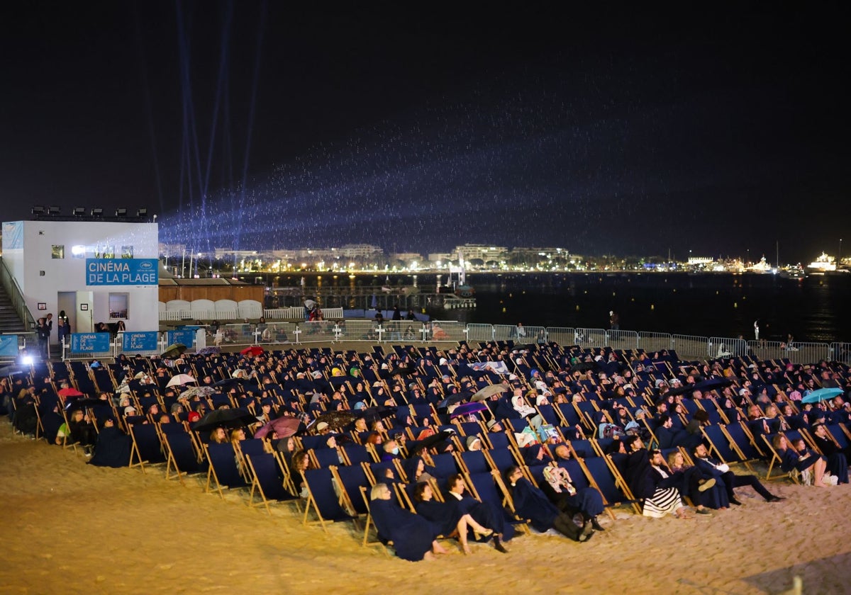 Público asistente a una de las proyecciones en la playa de esta 78 edición de Cannes.
