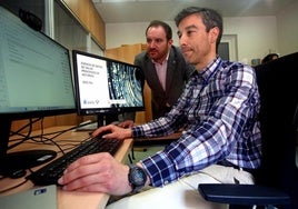 Roberto Saiz, del Sespa (en primer término), y Daniel Álvarez, de Finba, técnicos que coordinan este avance tecnológico en la gestión de los datos sanitarios.
