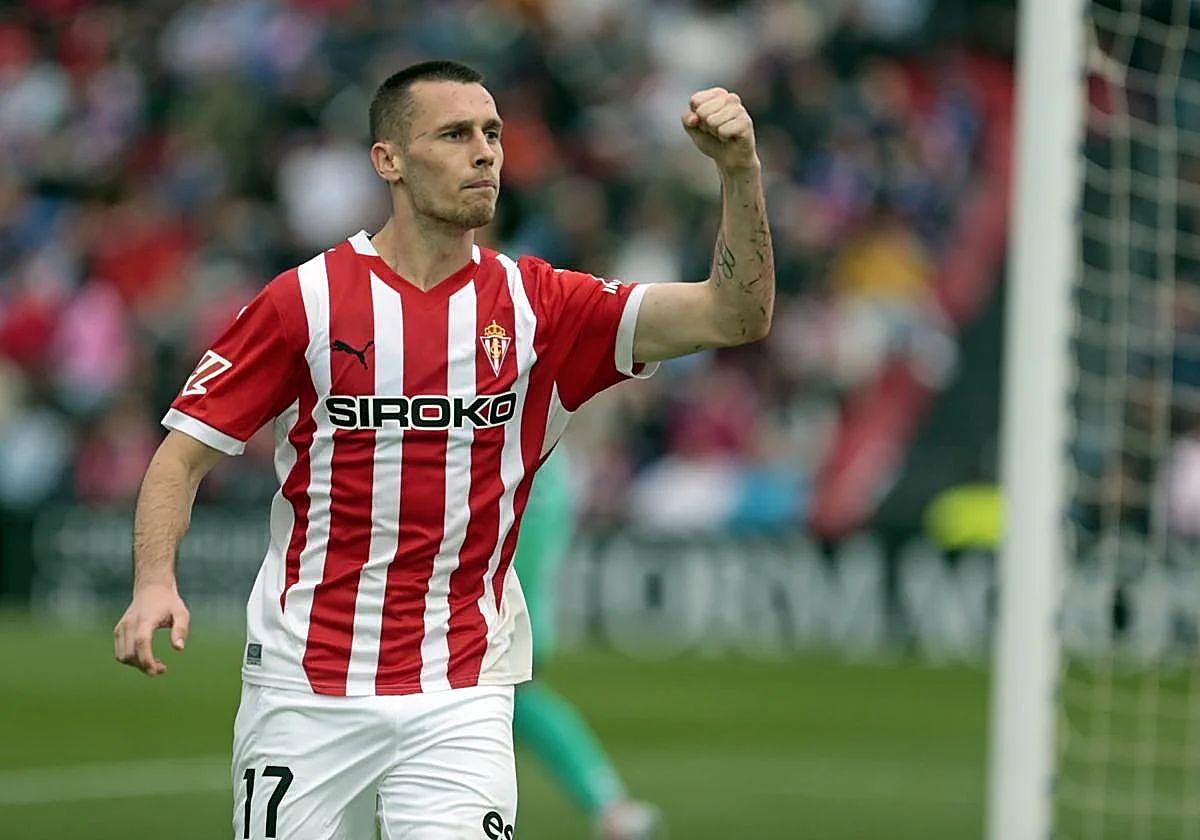 Jonathan Dubasin celebra la transformación del penalti en Elda ante la afición del Sporting de Gijón.