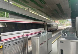 Un tren en pruebas circulando por la nueva estación de Sama-Los Llerones