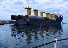 Salida del GPO Grace del puerto de Avilés con estructuras eólicas de Windar para Estados Unidos.