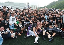 La plantilla del Lealtad y aficionados celebran su pase sobre el césped del Hermanos Antuña.