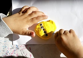 Un niño haciendo manualidades en uno de los campus de verano de Gijón.