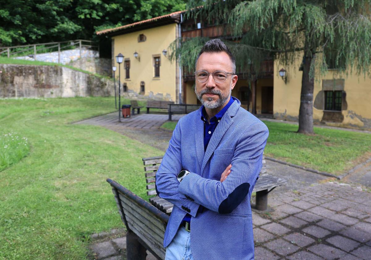 Jorge Muñiz Sánchez, en los jardines de la langreana Casa de La Buelga.