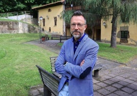 Jorge Muñiz Sánchez, en los jardines de la langreana Casa de La Buelga.