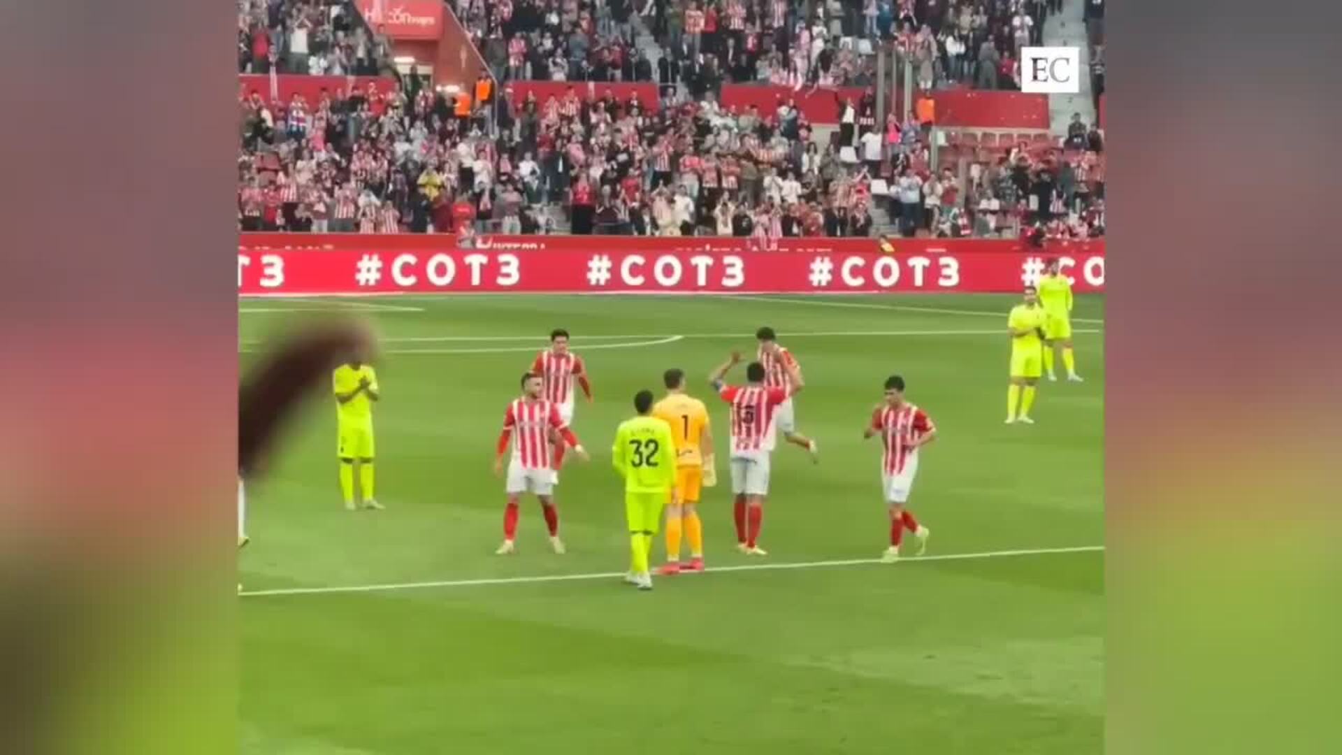 Emotiva ovación a Cote en su último partido en El Molinón