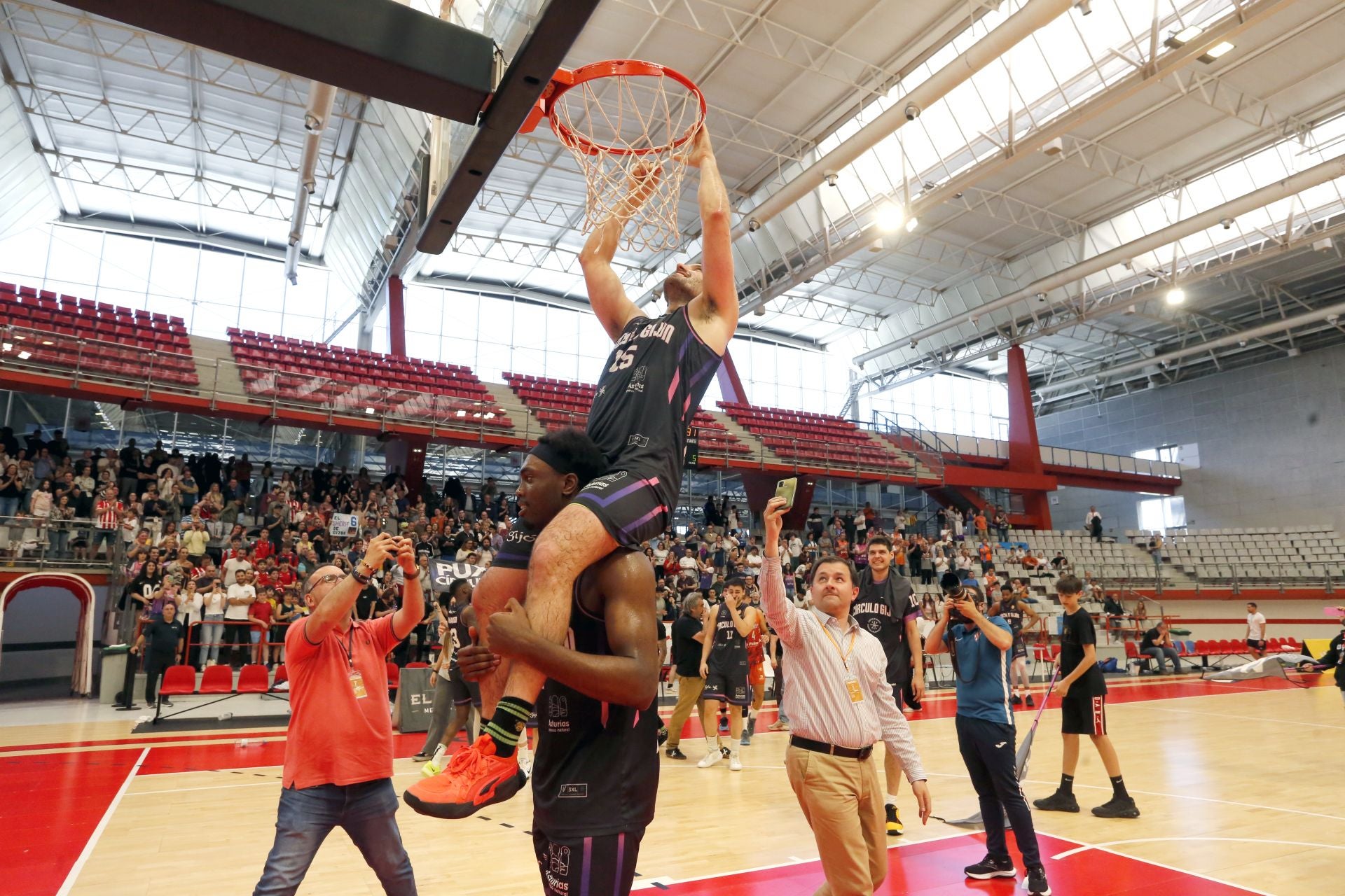 Histórico ascenso del Círculo Gijón Baloncesto: las fotos de una brillante conquista