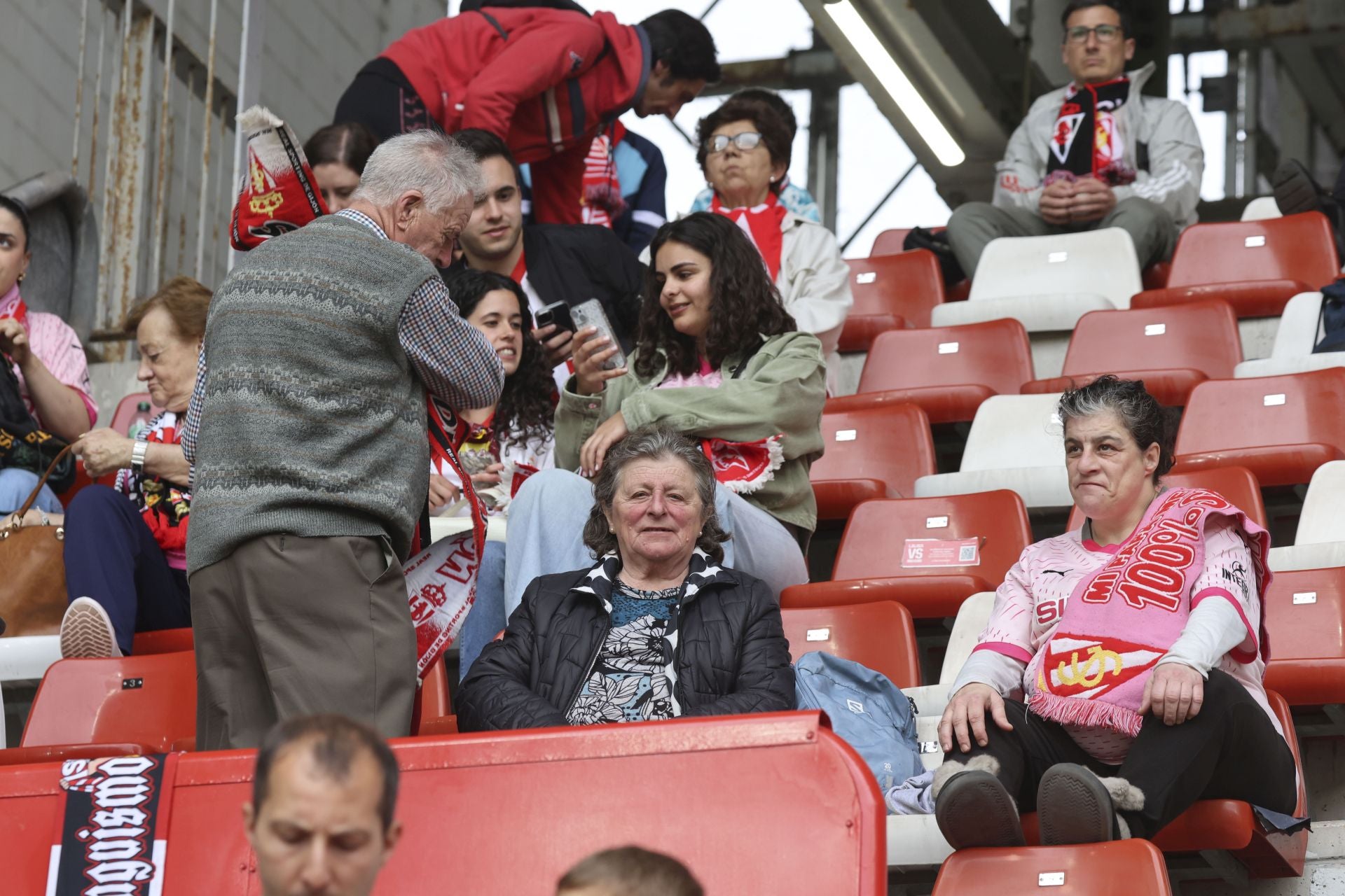 ¿Estuviste en el Sporting de Gijón - Cartagena? ¡Búscate entre las fotos!