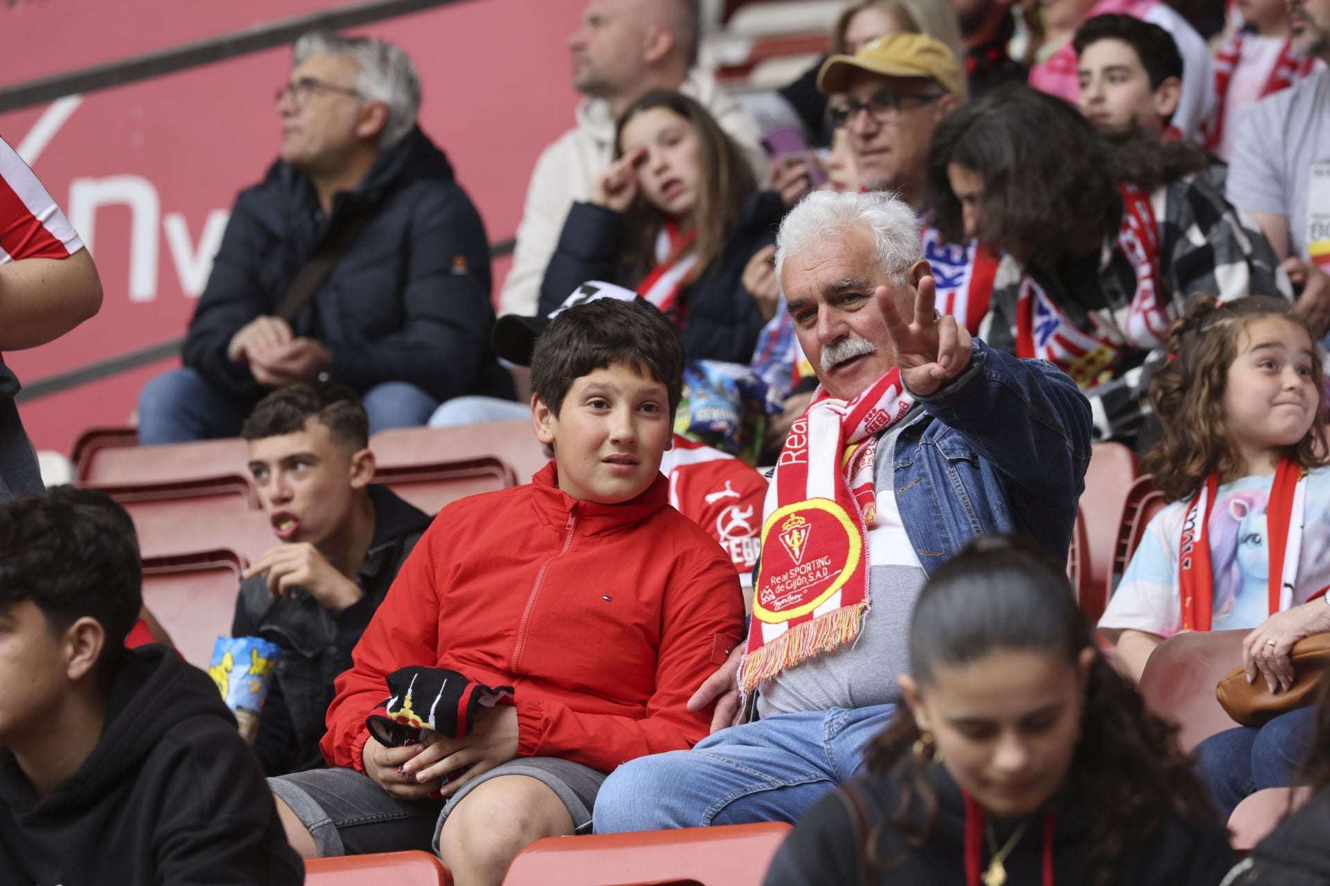¿Estuviste en el Sporting de Gijón - Cartagena? ¡Búscate entre las fotos!