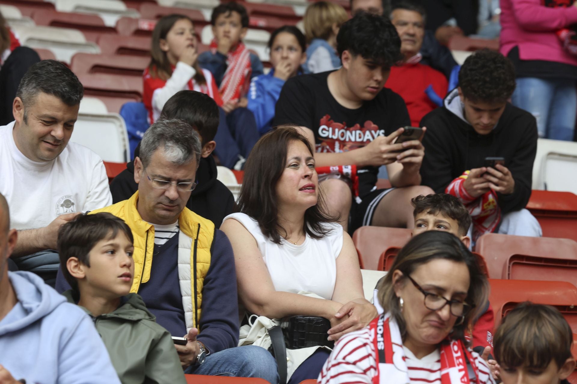 ¿Estuviste en el Sporting de Gijón - Cartagena? ¡Búscate entre las fotos!