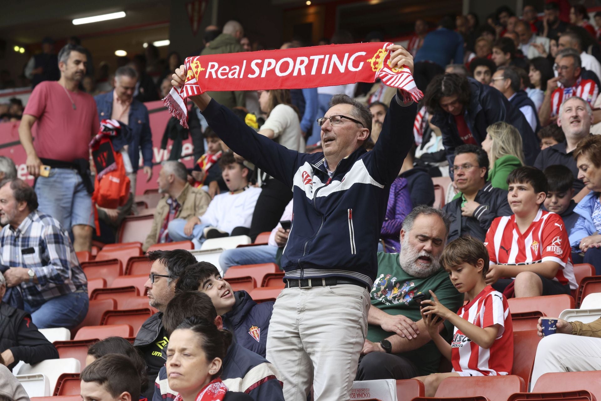 ¿Estuviste en el Sporting de Gijón - Cartagena? ¡Búscate entre las fotos!