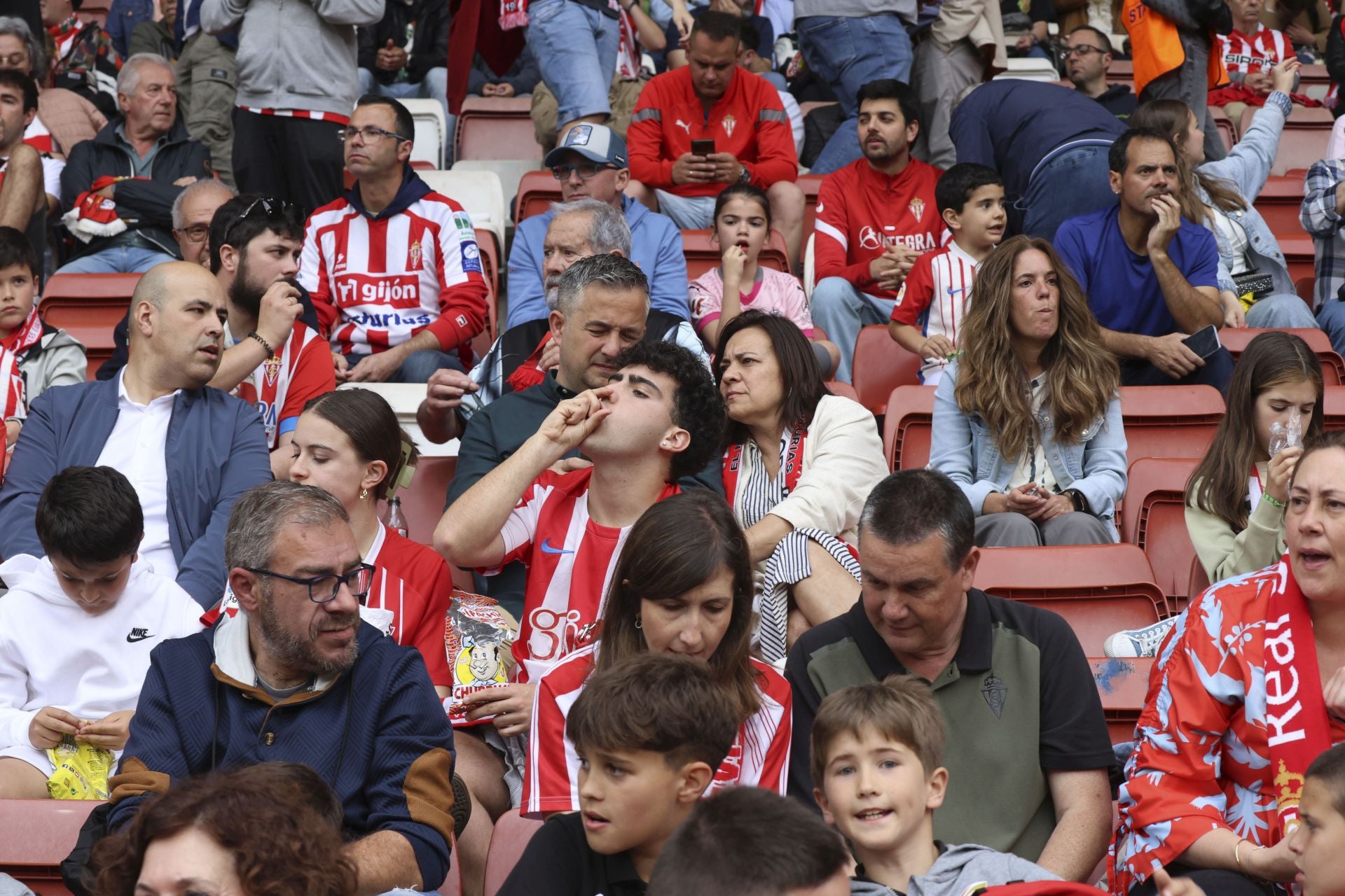 ¿Estuviste en el Sporting de Gijón - Cartagena? ¡Búscate entre las fotos!