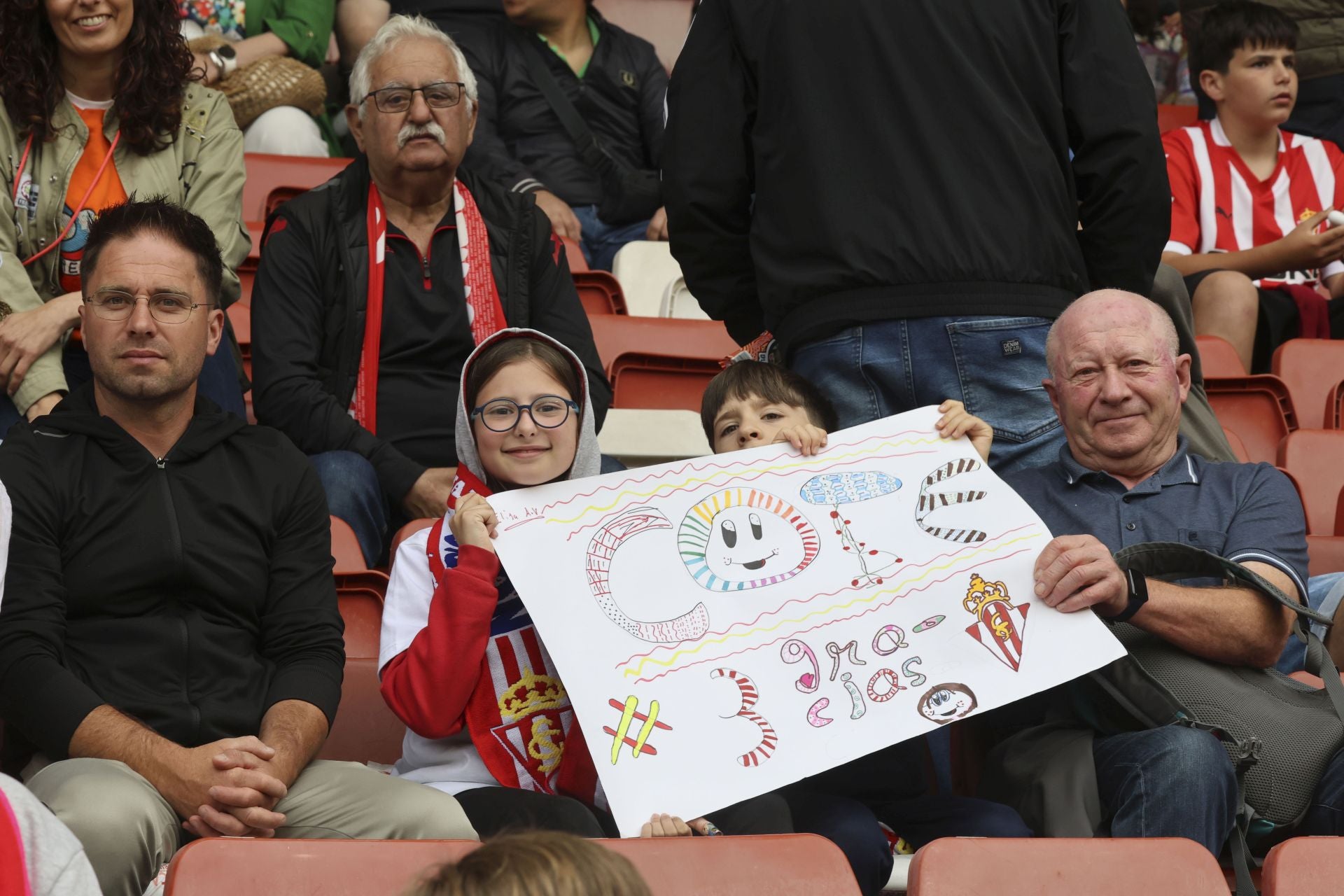 ¿Estuviste en el Sporting de Gijón - Cartagena? ¡Búscate entre las fotos!