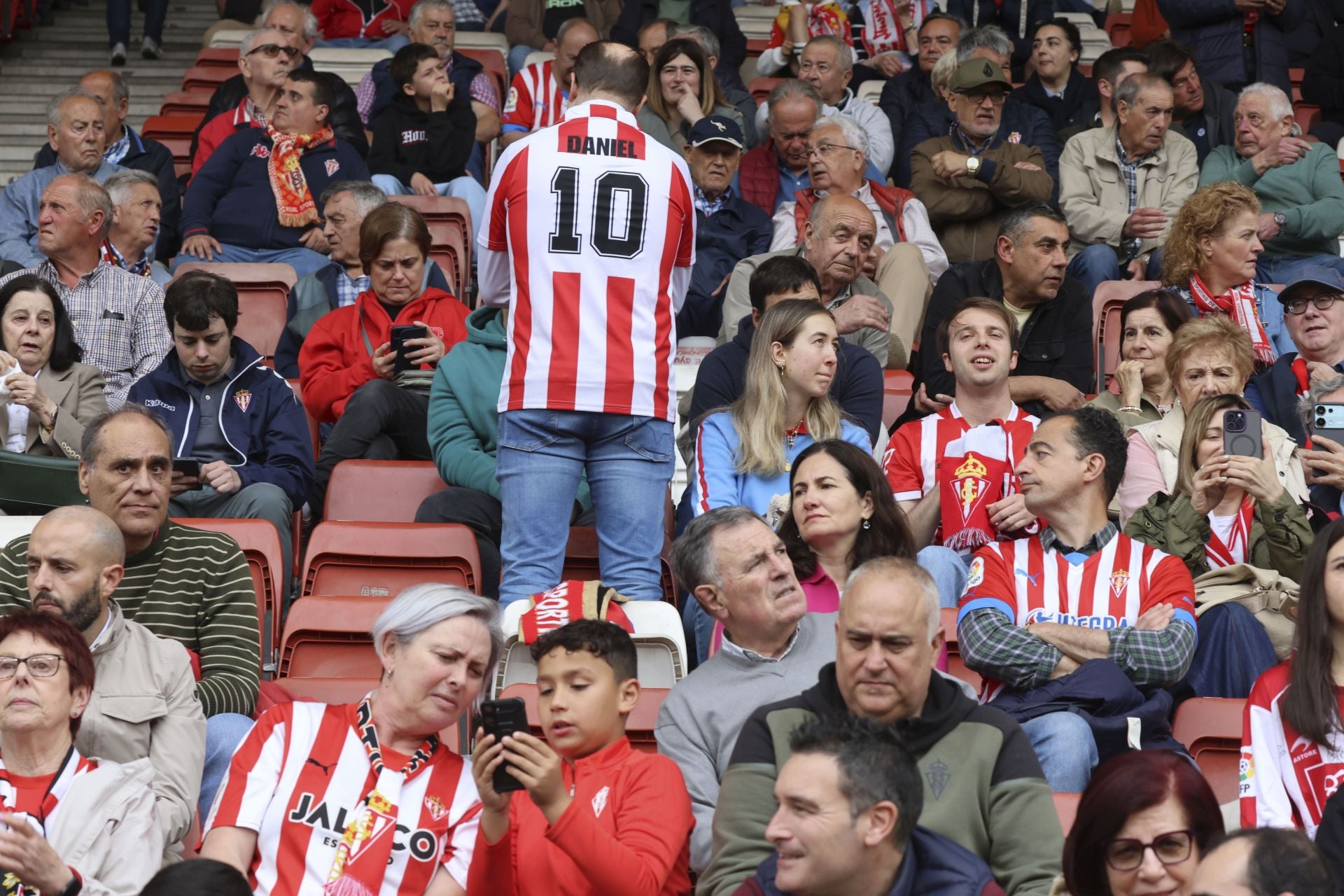 ¿Estuviste en el Sporting de Gijón - Cartagena? ¡Búscate entre las fotos!