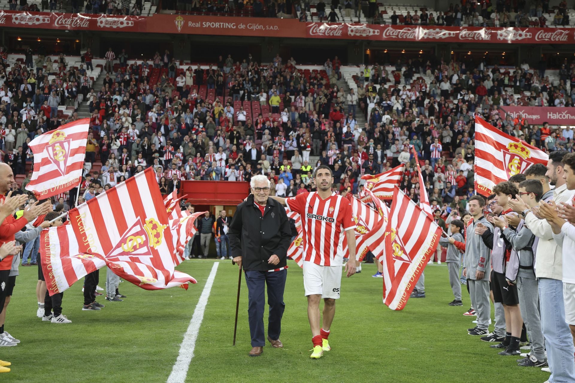 La última de Cote en El Molinón: su emotiva despedida del Sporting de Gijón, en imágenes