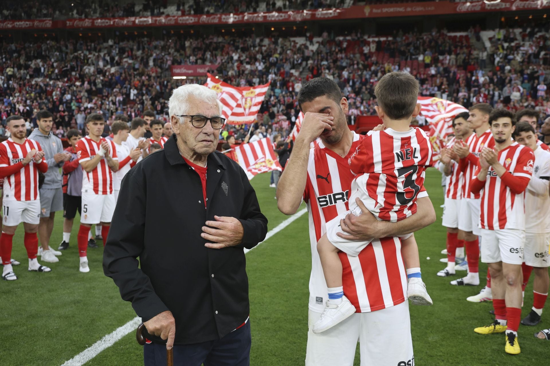 La última de Cote en El Molinón: su emotiva despedida del Sporting de Gijón, en imágenes