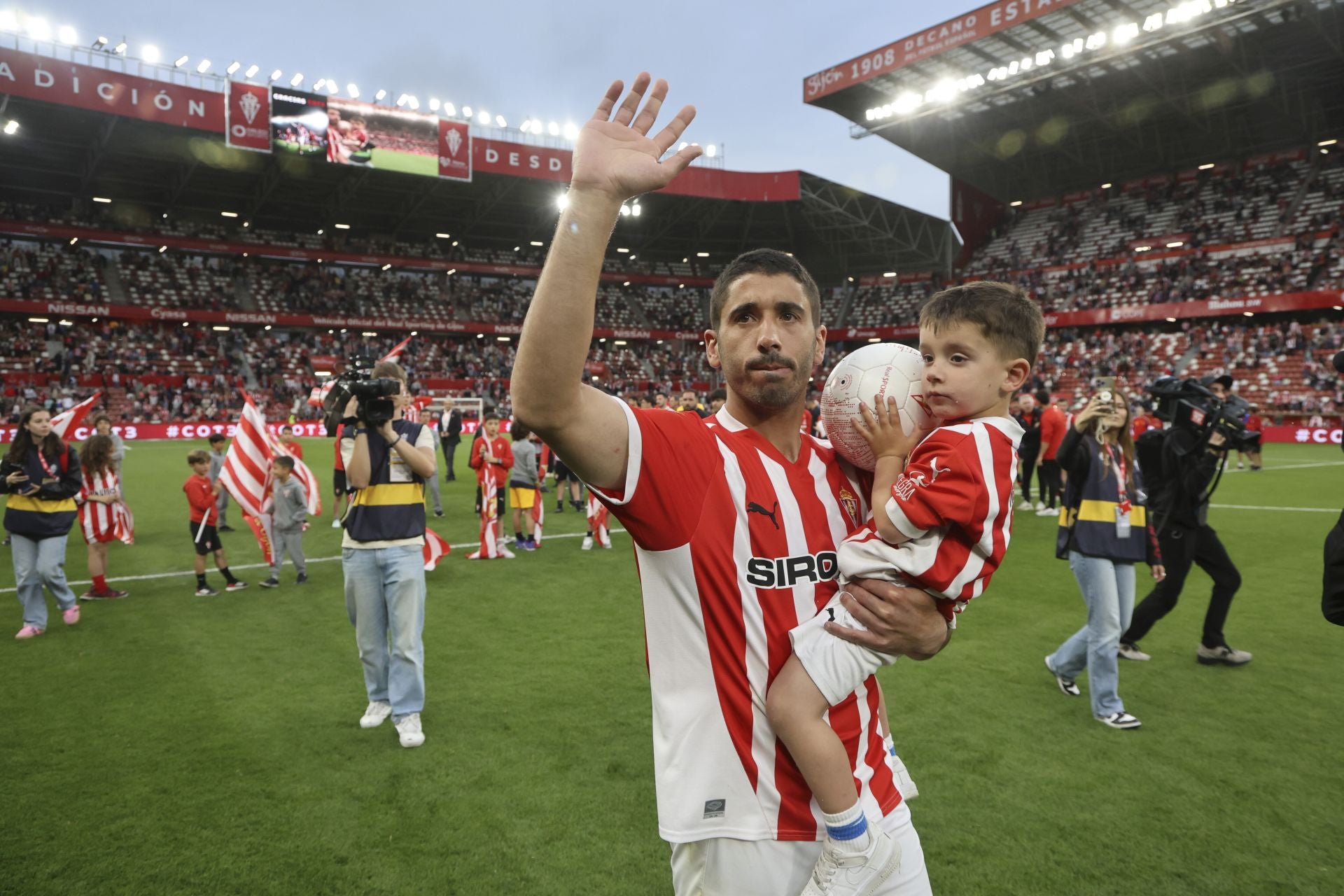 La última de Cote en El Molinón: su emotiva despedida del Sporting de Gijón, en imágenes