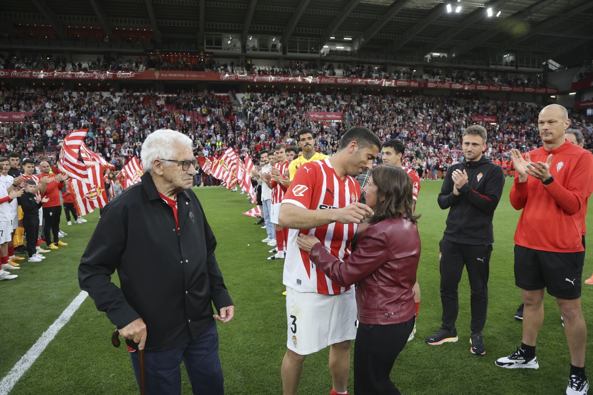 La última de Cote en El Molinón: su emotiva despedida del Sporting de Gijón, en imágenes