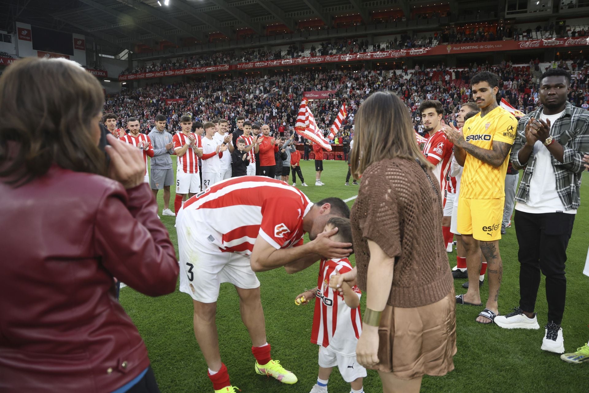 La última de Cote en El Molinón: su emotiva despedida del Sporting de Gijón, en imágenes