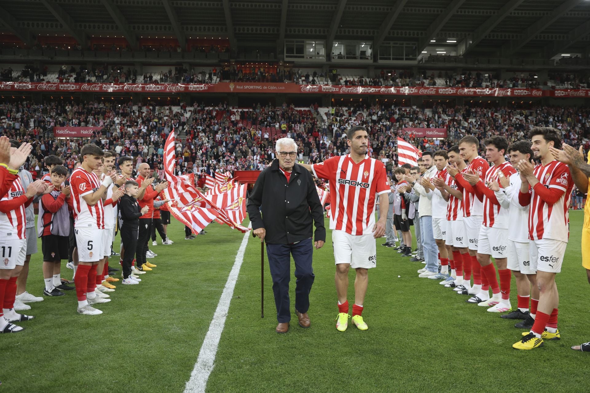 La última de Cote en El Molinón: su emotiva despedida del Sporting de Gijón, en imágenes