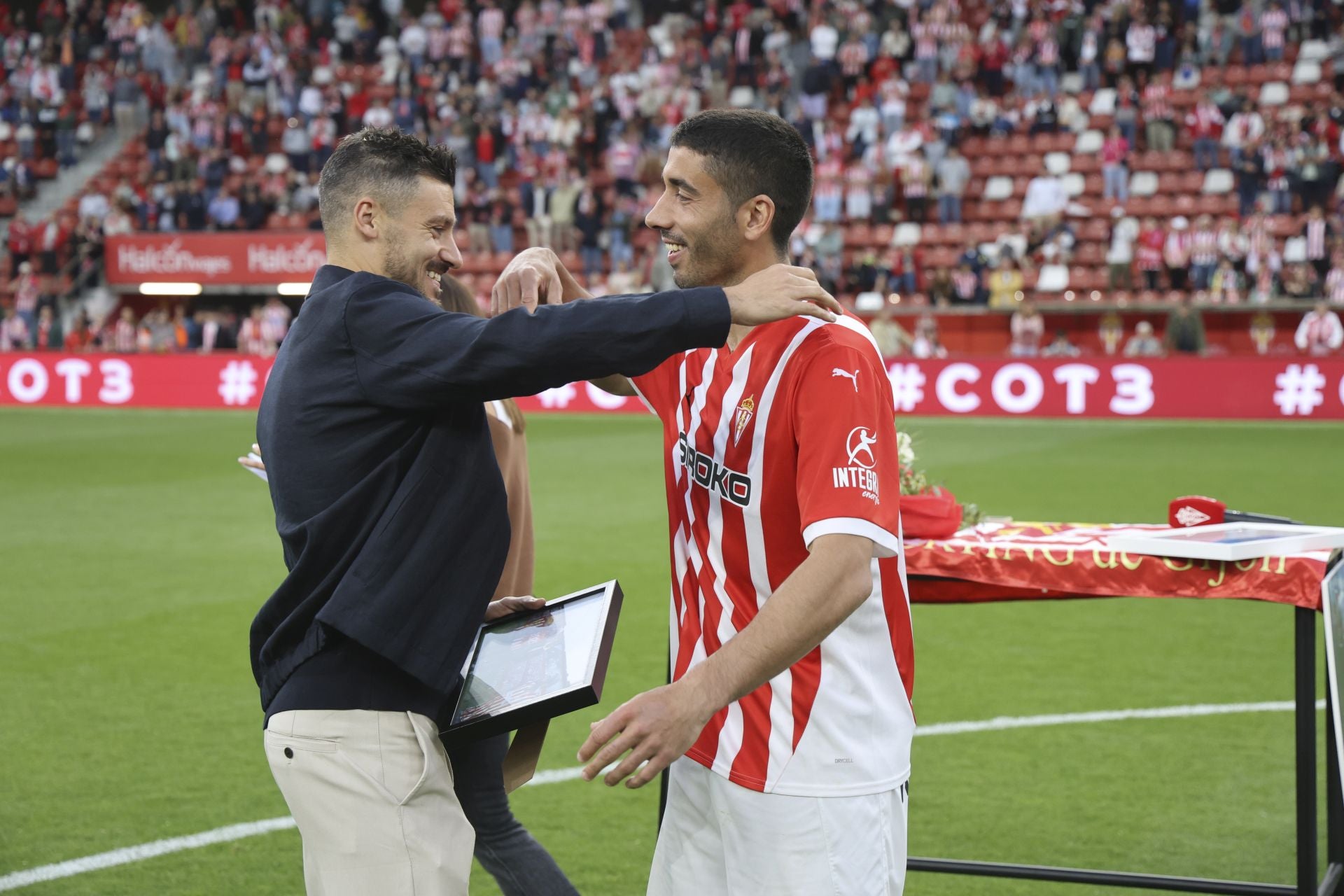 La última de Cote en El Molinón: su emotiva despedida del Sporting de Gijón, en imágenes