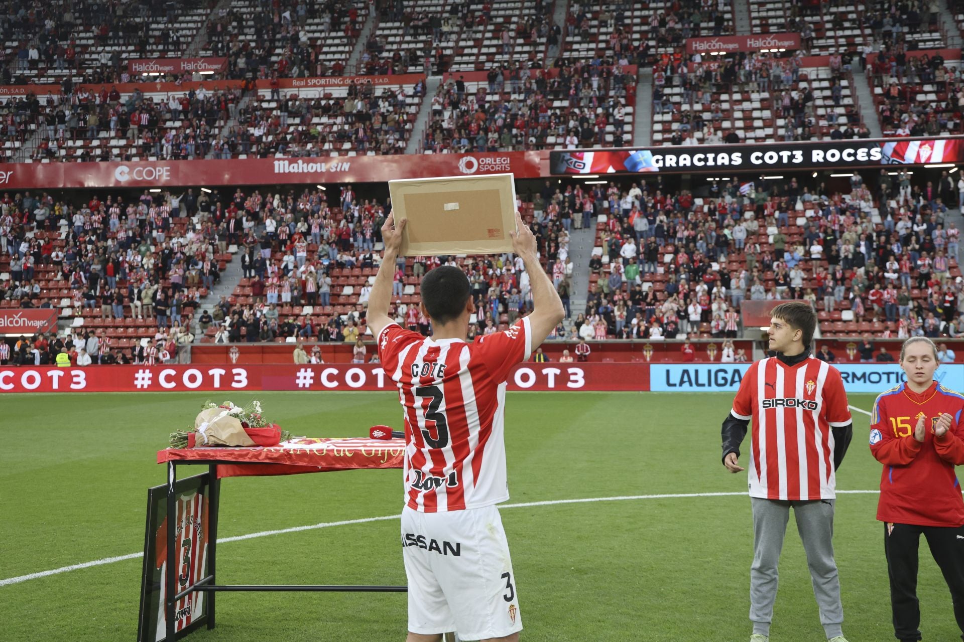 La última de Cote en El Molinón: su emotiva despedida del Sporting de Gijón, en imágenes