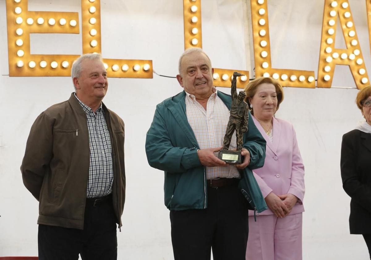 Ángel Ramos con la escultura del escanciador. Tras él, César Sánchez y la actual presidenta, Begoña Ferrín.