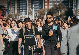 Enol, ya en el Muro, camina hacia La Escalerona.