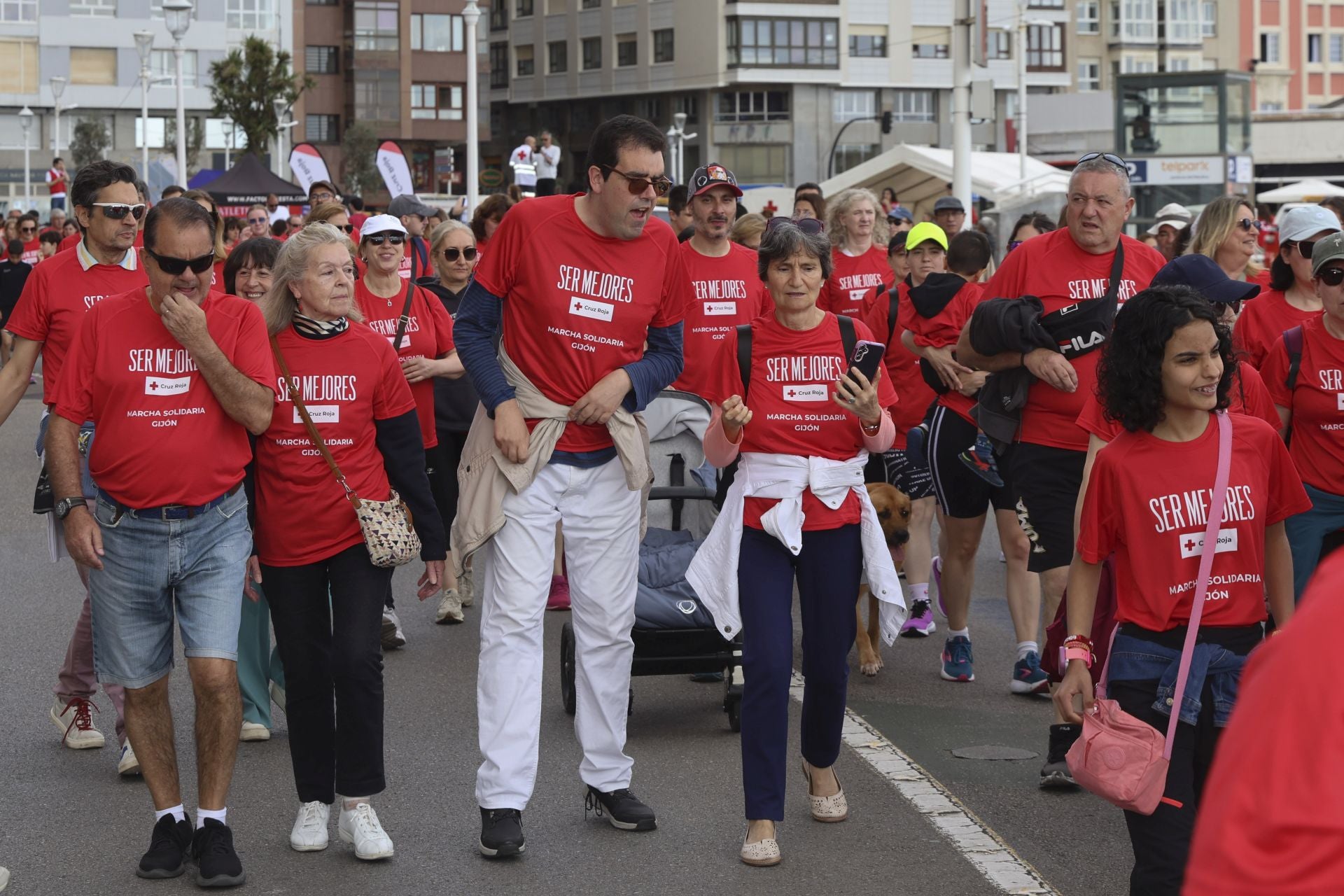 Marea de mil camisetas rojas en la marcha de Cruz Roja en Gijón