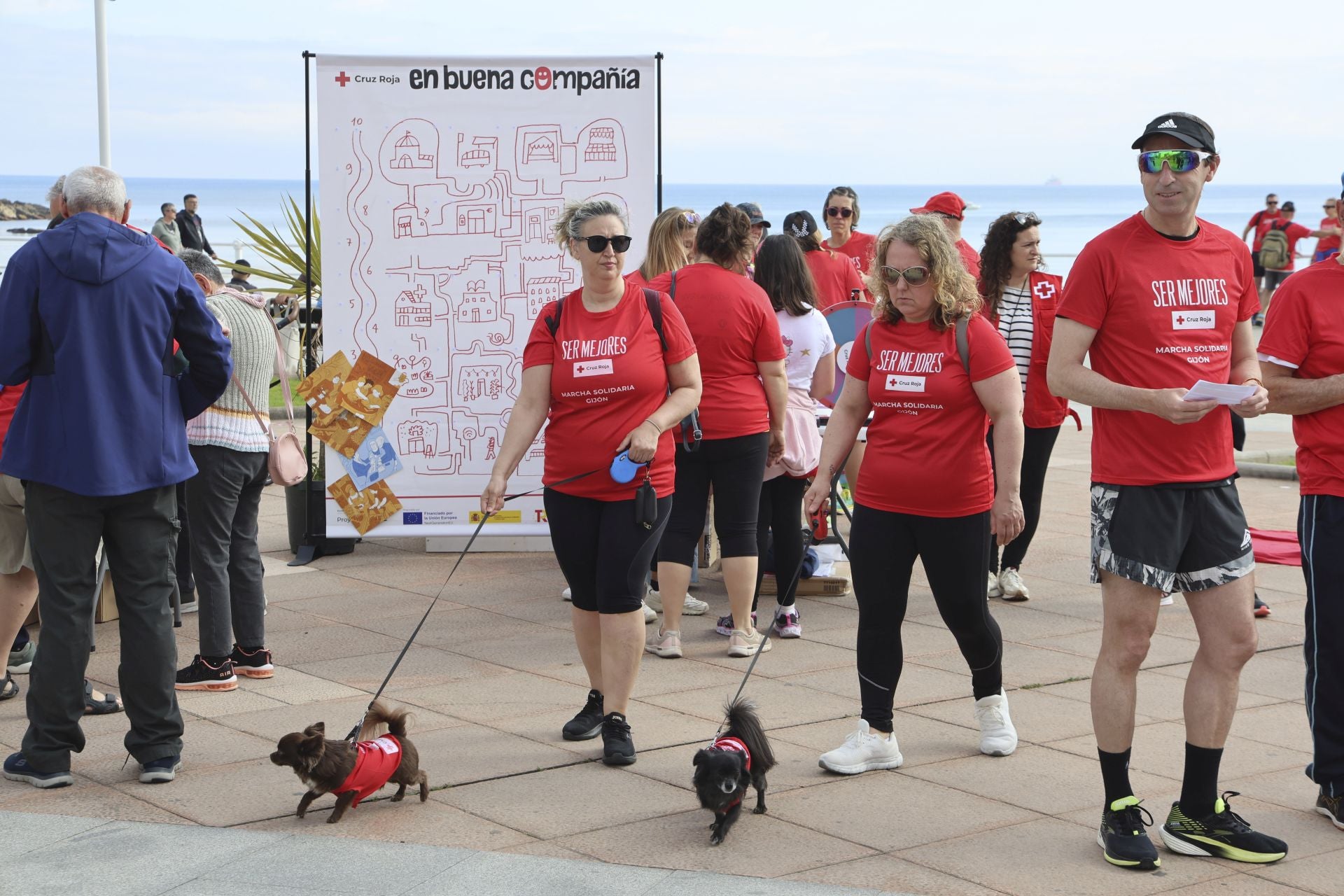 Marea de mil camisetas rojas en la marcha de Cruz Roja en Gijón