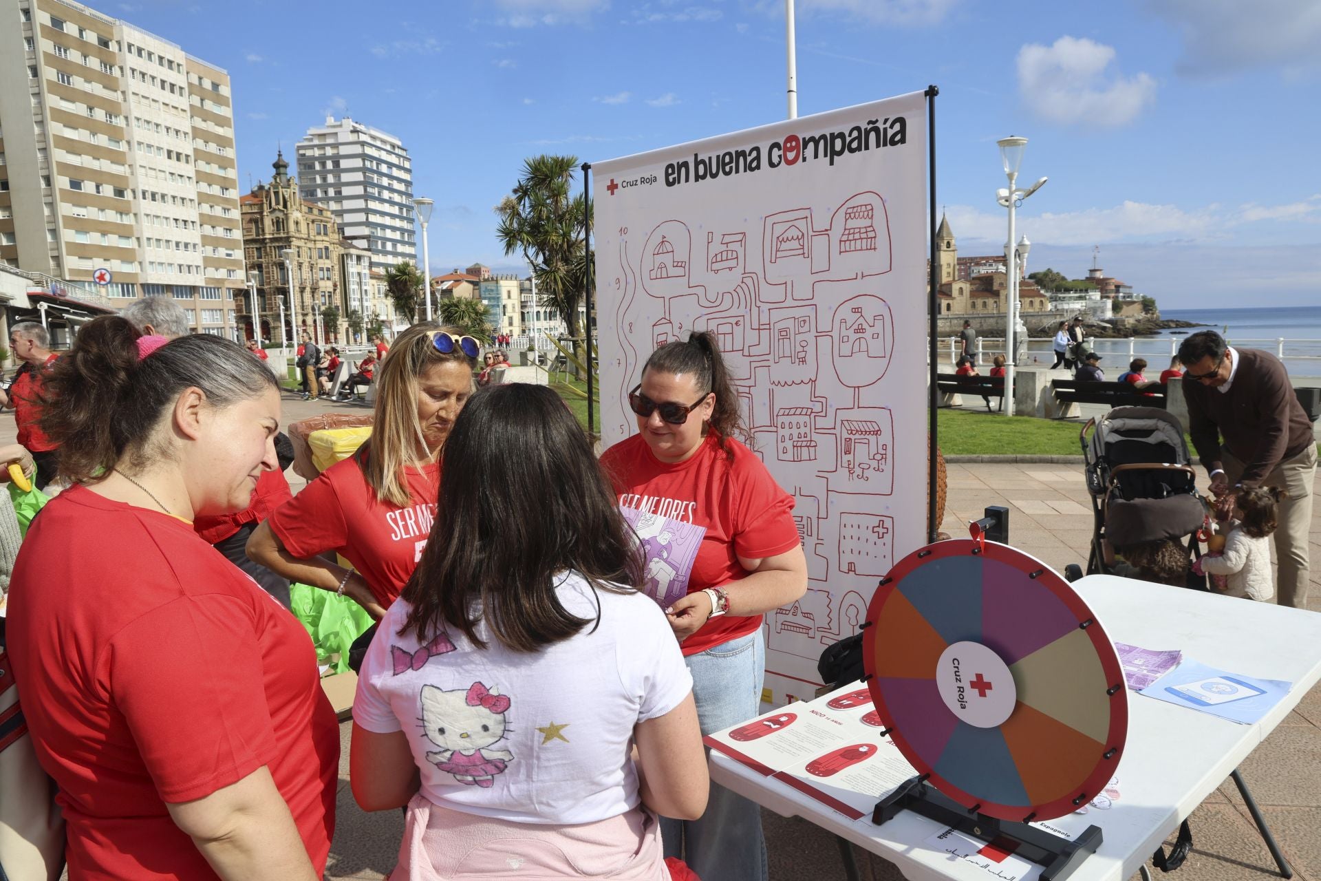 Marea de mil camisetas rojas en la marcha de Cruz Roja en Gijón