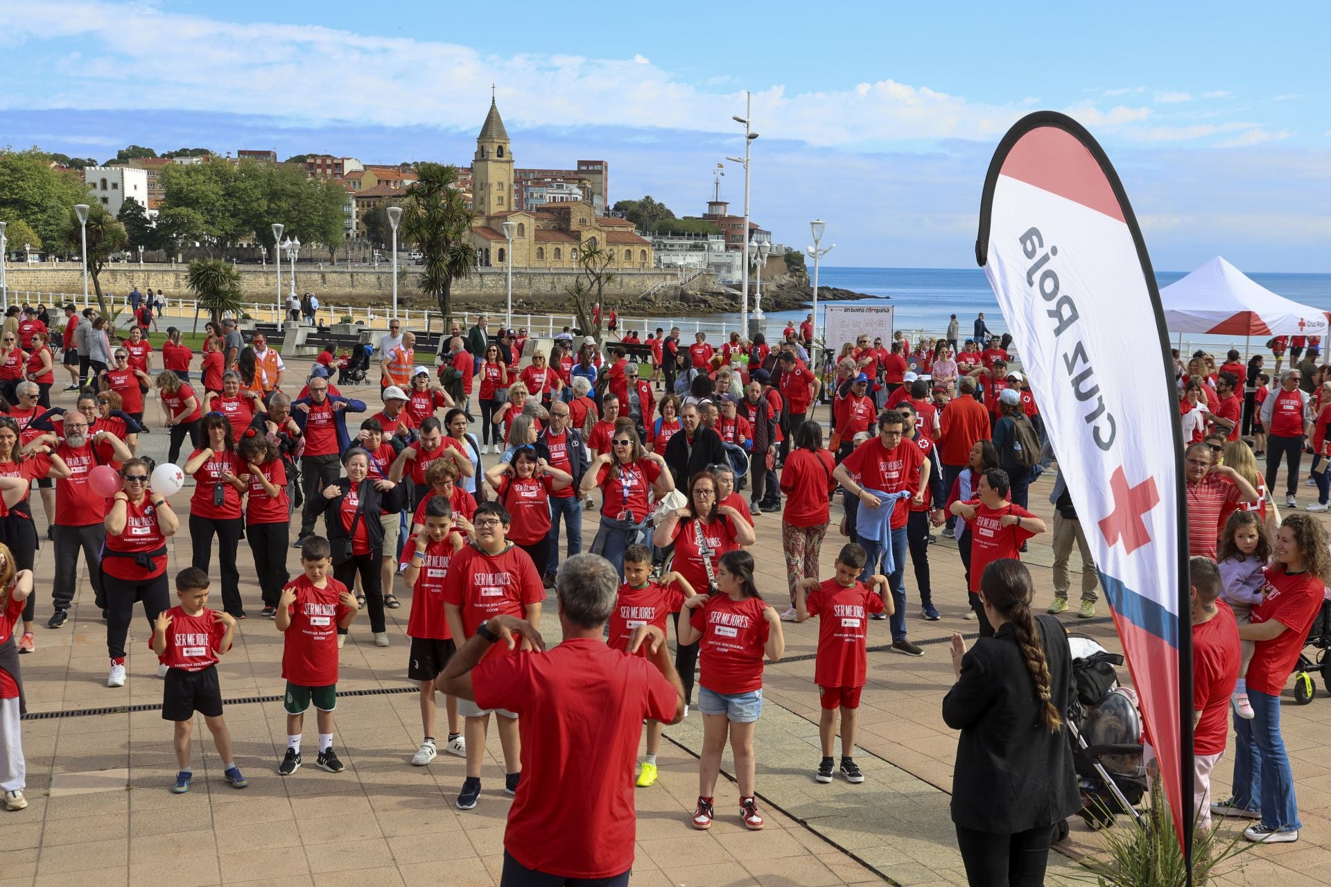 Marea de mil camisetas rojas en la marcha de Cruz Roja en Gijón