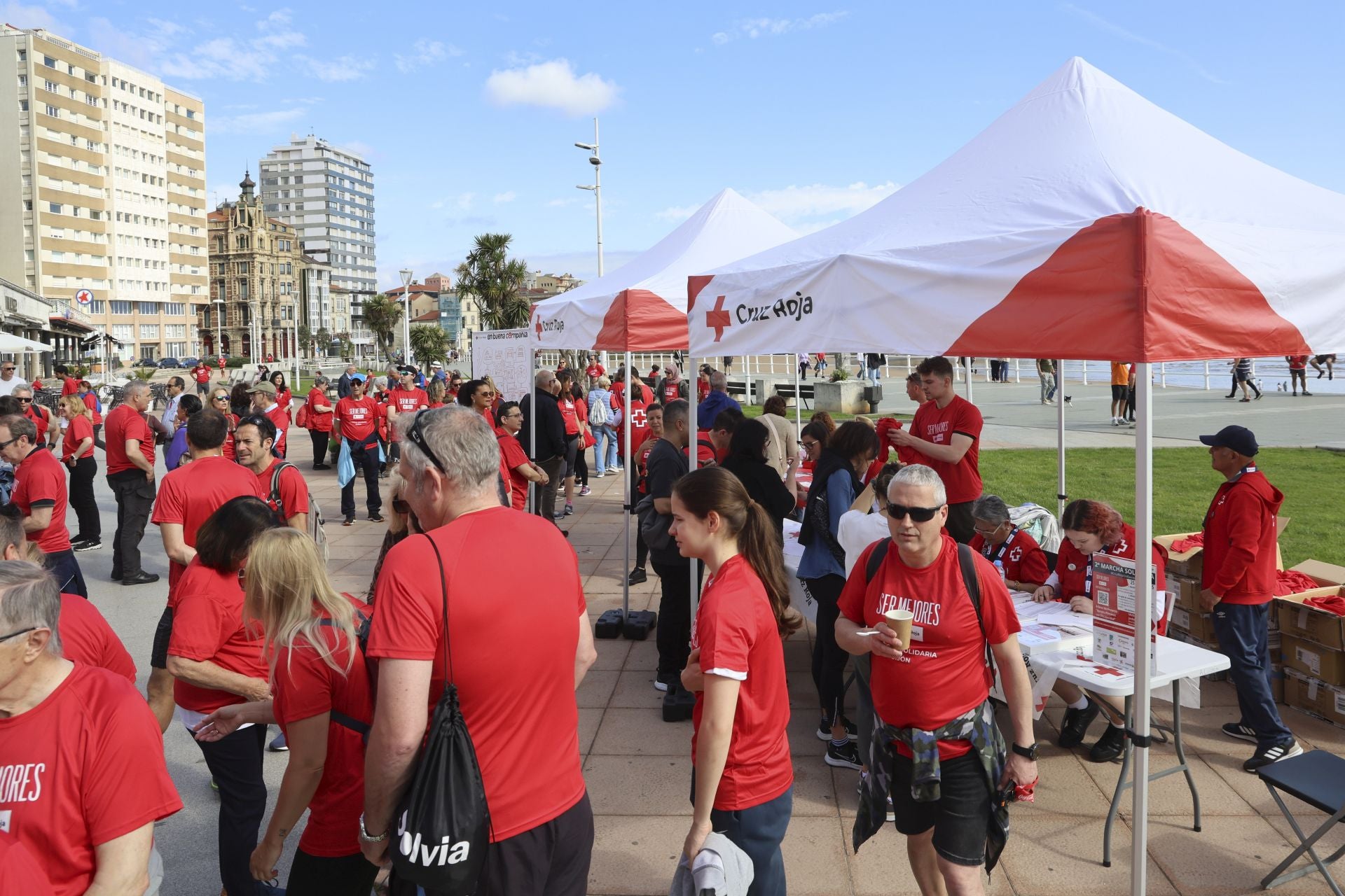 Marea de mil camisetas rojas en la marcha de Cruz Roja en Gijón