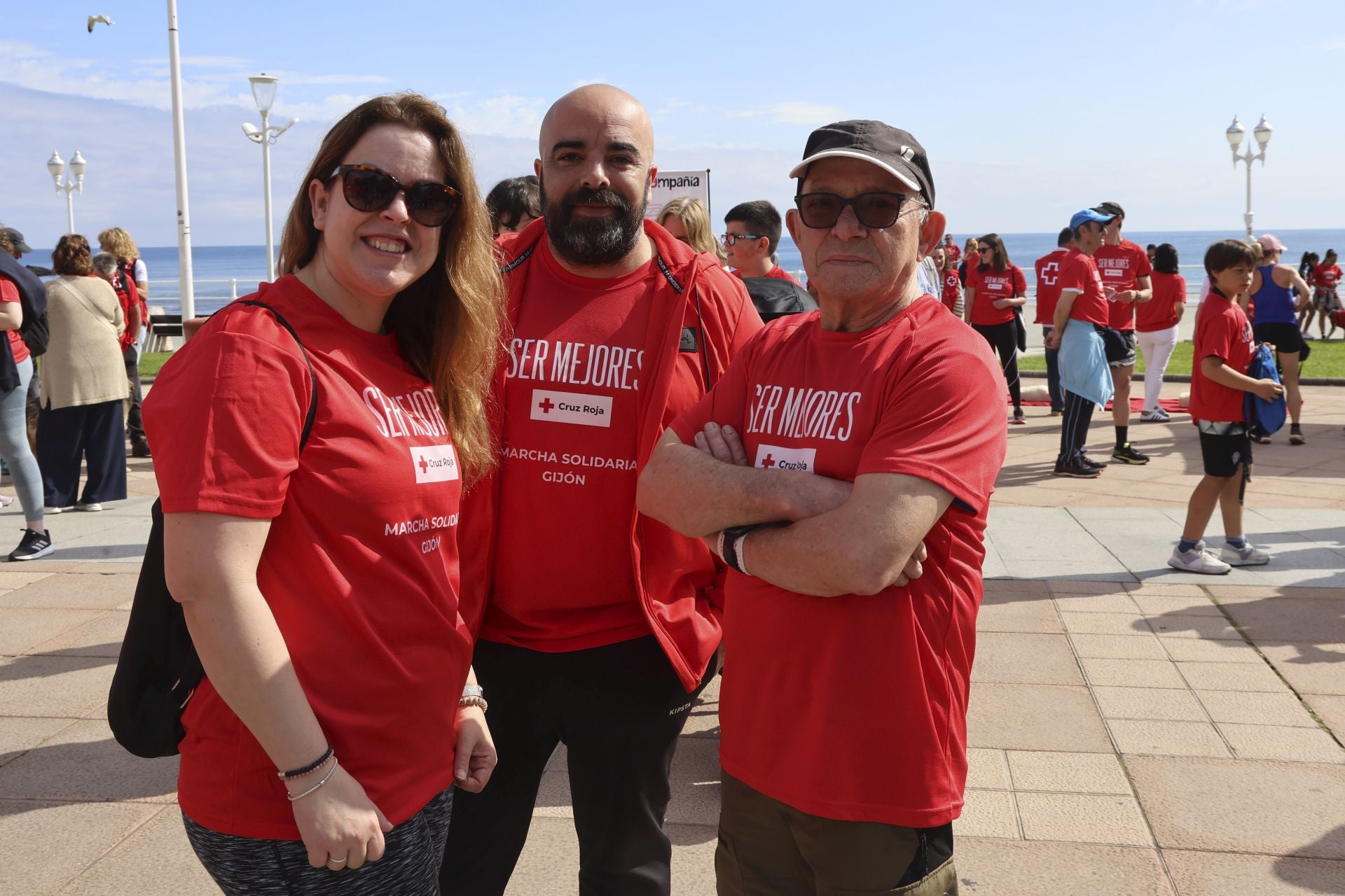 Marea de mil camisetas rojas en la marcha de Cruz Roja en Gijón