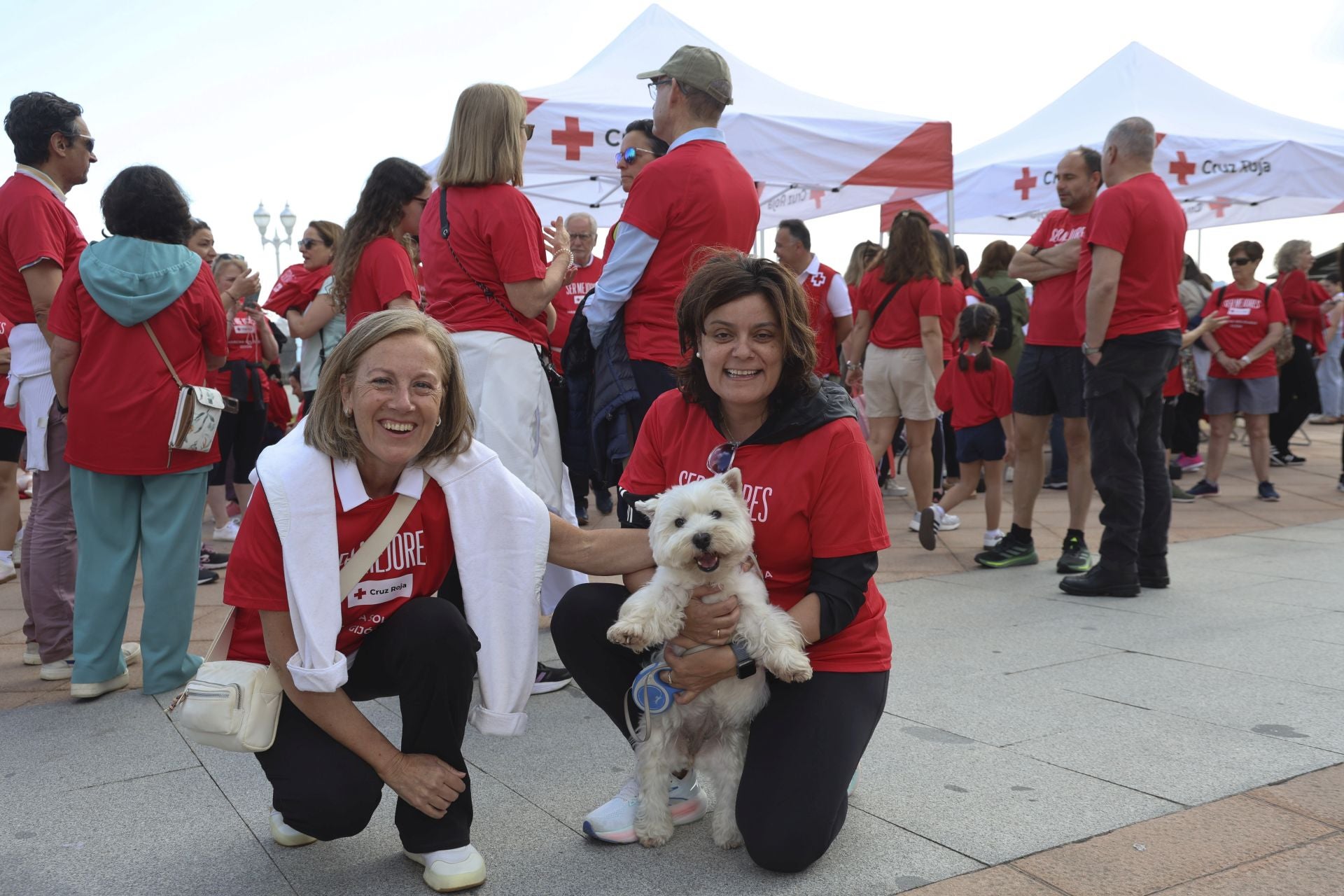 Marea de mil camisetas rojas en la marcha de Cruz Roja en Gijón