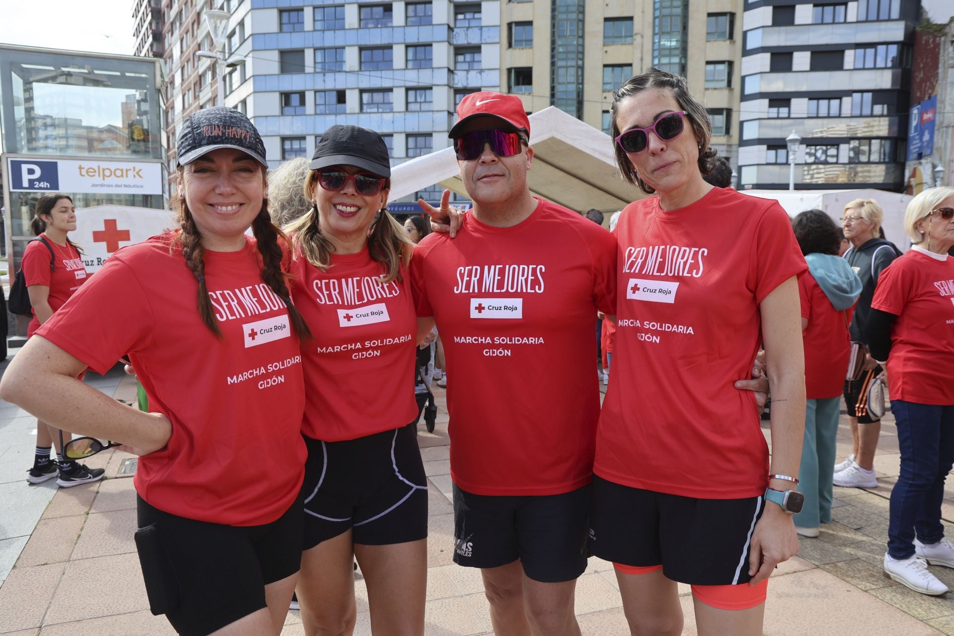 Marea de mil camisetas rojas en la marcha de Cruz Roja en Gijón