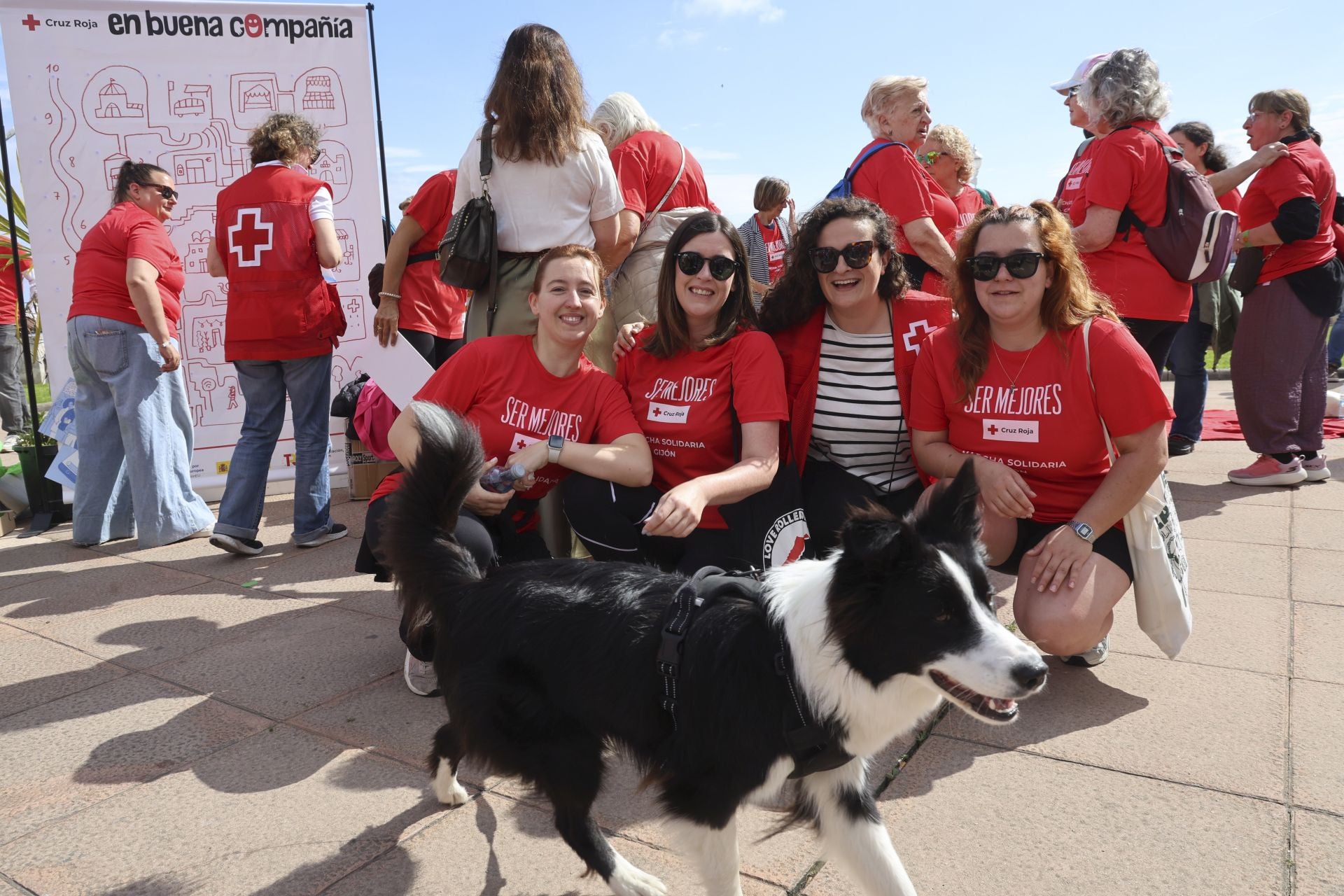 Marea de mil camisetas rojas en la marcha de Cruz Roja en Gijón