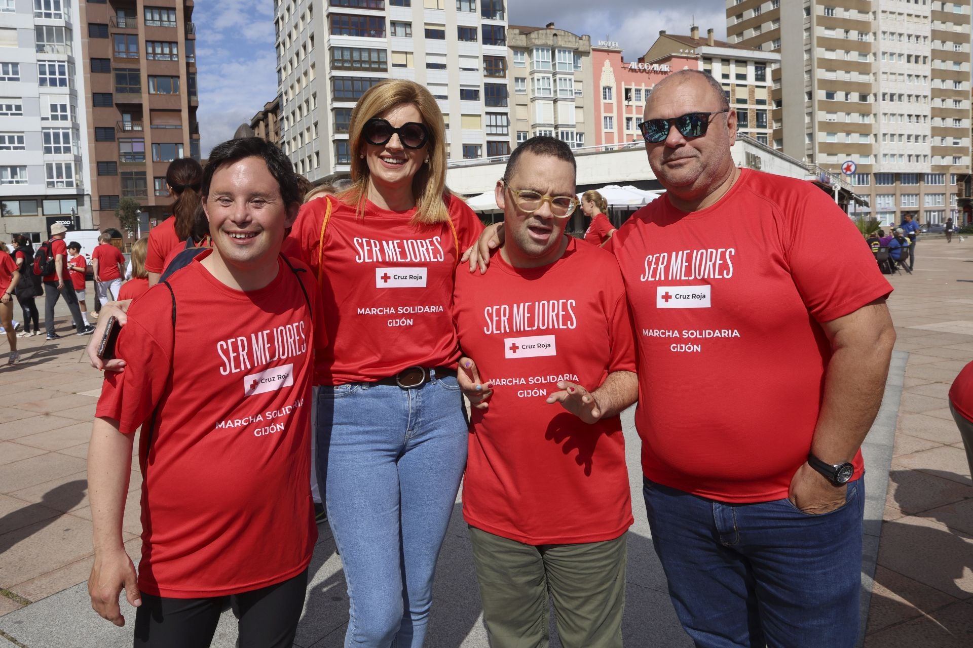 Marea de mil camisetas rojas en la marcha de Cruz Roja en Gijón
