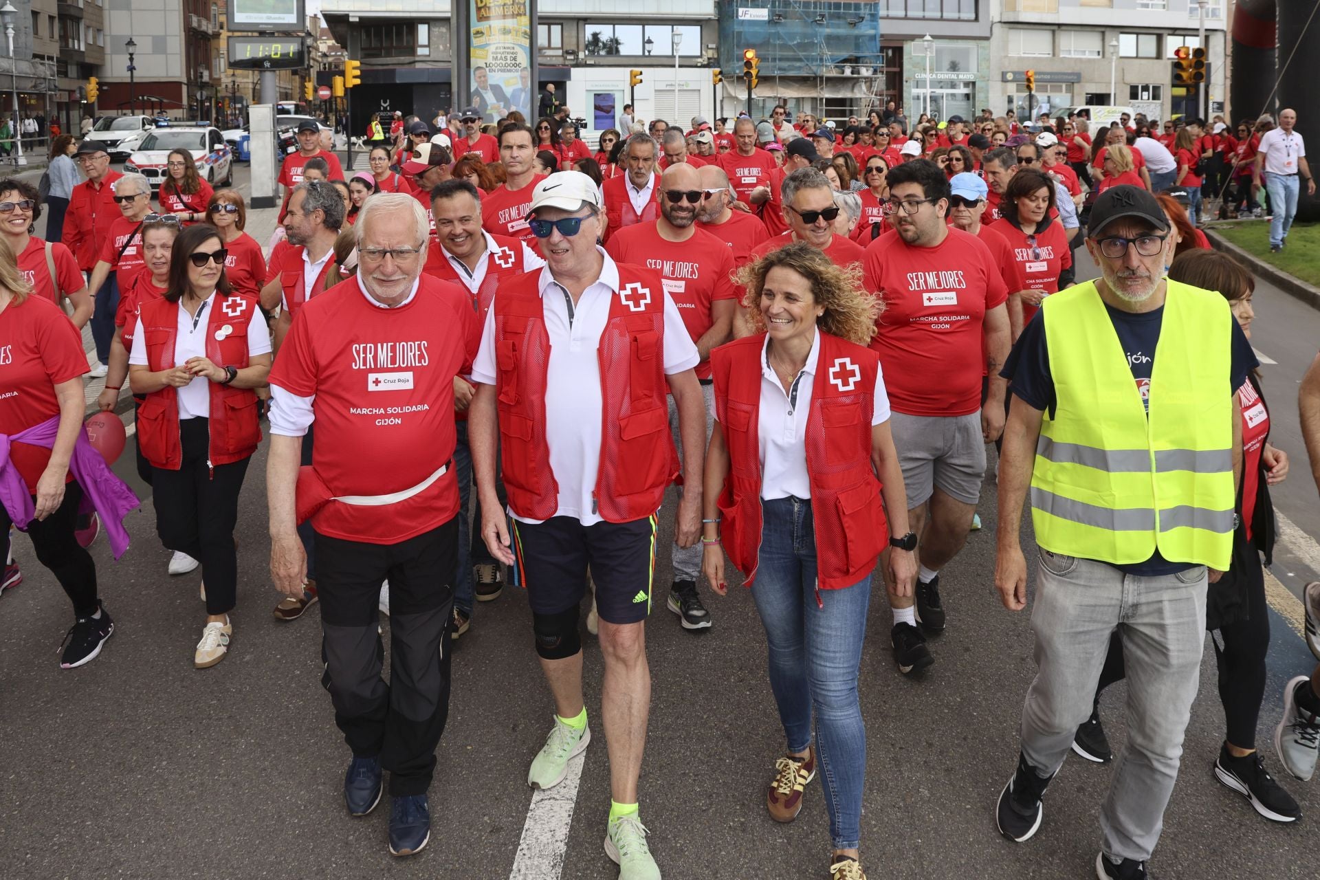 Marea de mil camisetas rojas en la marcha de Cruz Roja en Gijón
