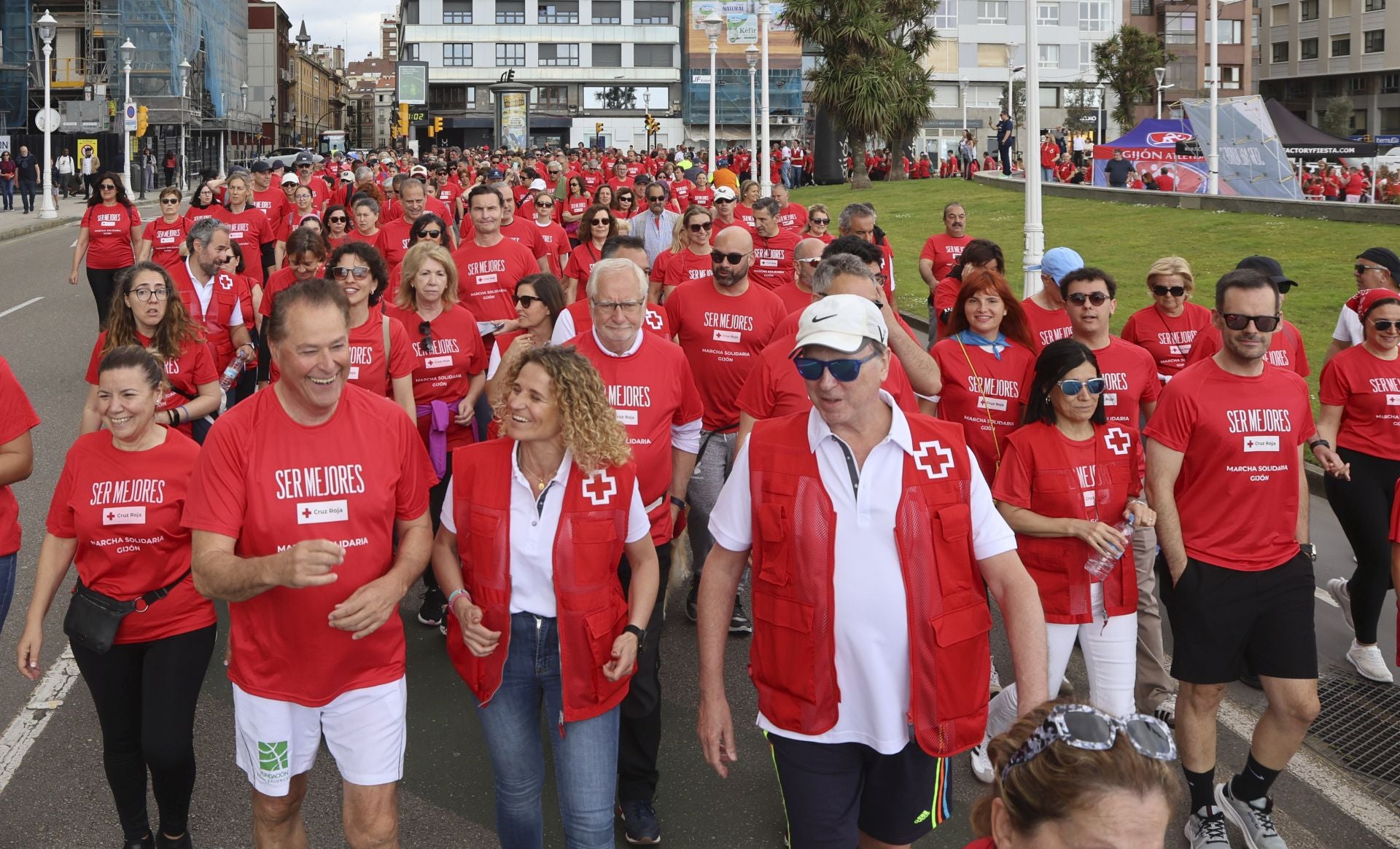 Marea de mil camisetas rojas en la marcha de Cruz Roja en Gijón