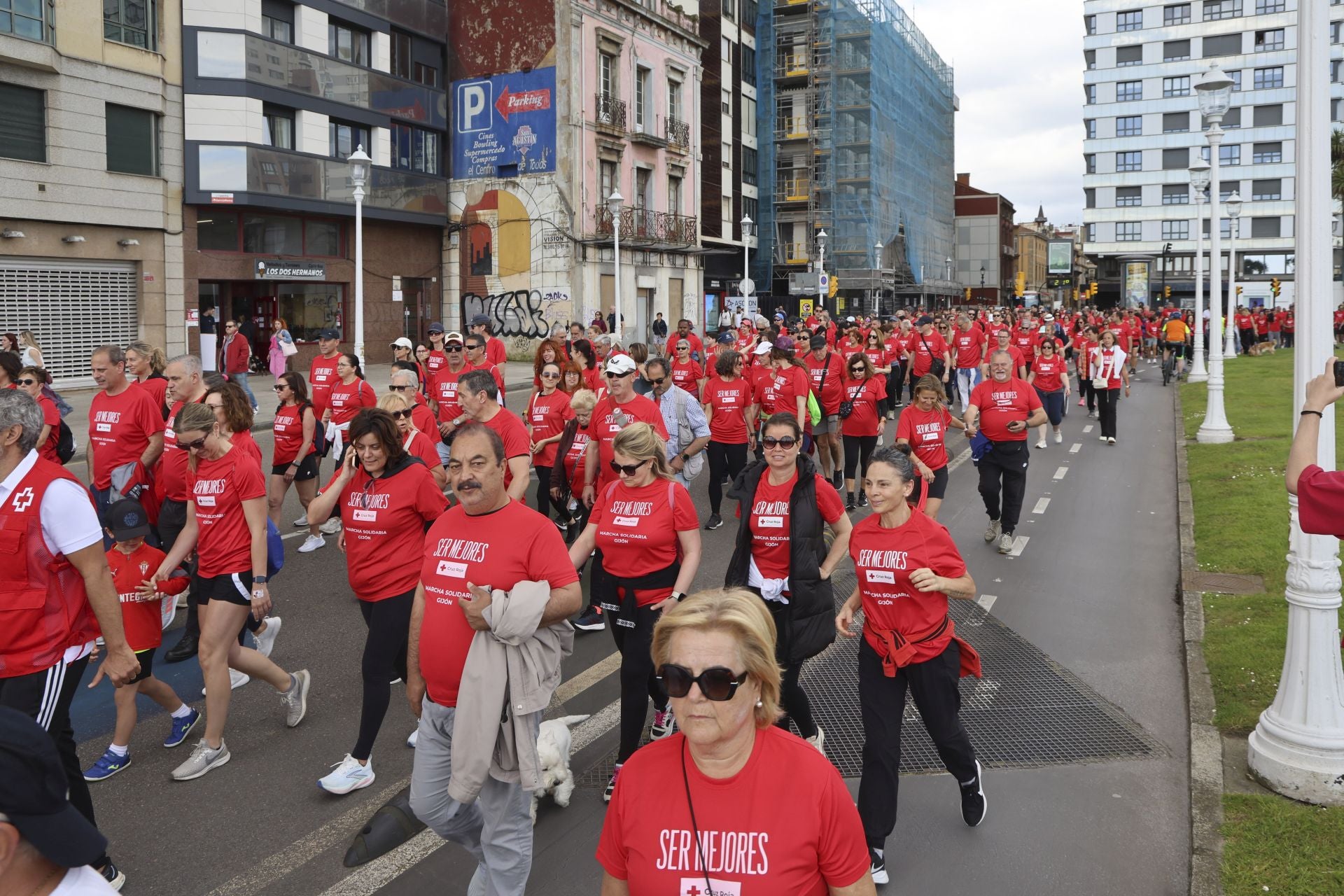 Marea de mil camisetas rojas en la marcha de Cruz Roja en Gijón