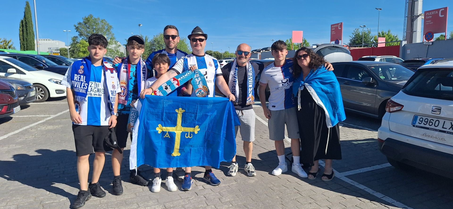 La afición del Real Avilés, a por todas en Madrid