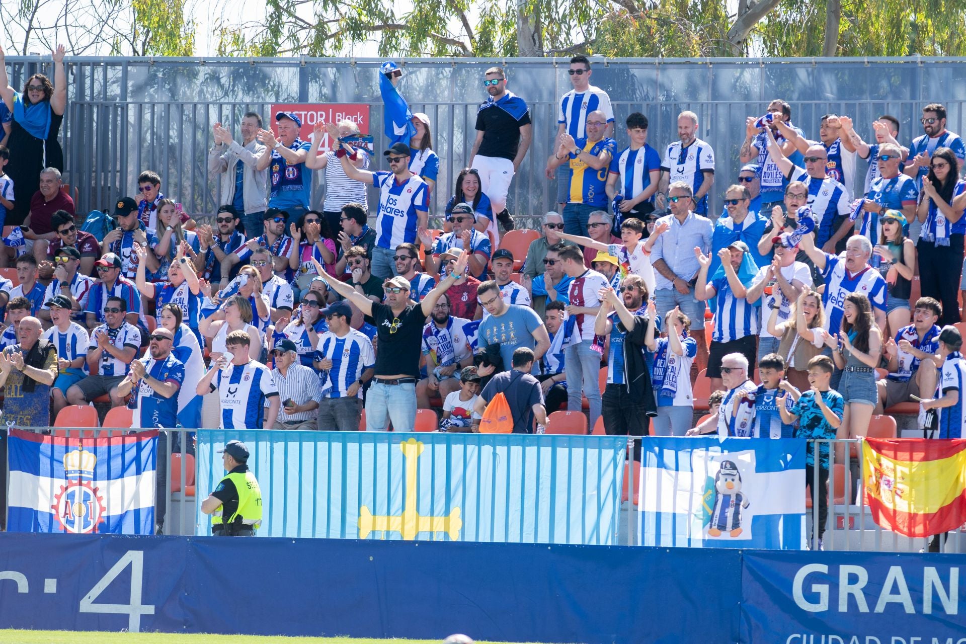 La afición del Real Avilés, a por todas en Madrid