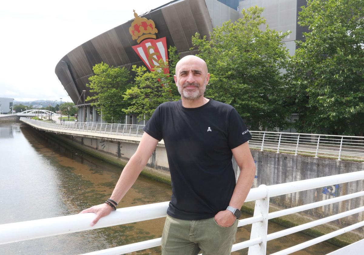 Emilio Gutiérrez, en 2023, con El Molinón a su espalda.