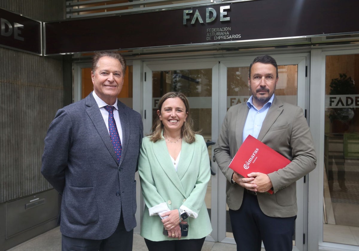 El presidente de la Cámara de Comercio de Gijón, Félix Baragaño; la presidenta de Fade, María Calvo; y el presidente de la Cámara de Comercio de Avilés, Daniel González.