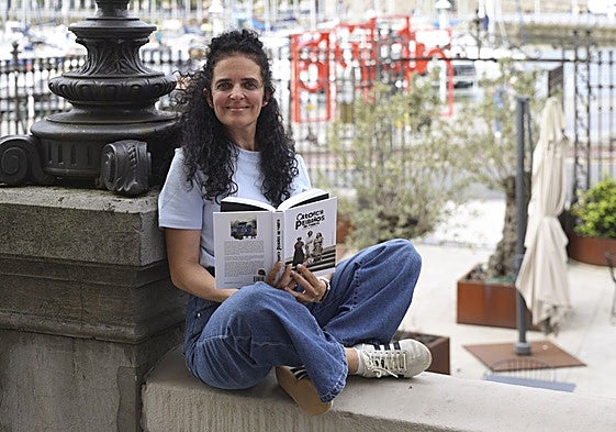 Leticia González, con su libro 'Catorce peldaños de madera', que presenta este martes en la Escuela de Comercio.