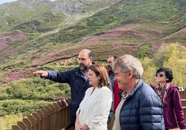Adriana Lastra y el alcalde Belarmino Fernández en Somiedo.