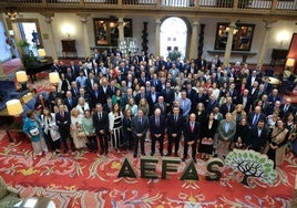 Miembros de las empresas familiares asturianas junto a los representantes institucionales, este lunes, en la gala de Aefas.